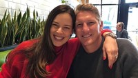 Sifat kompetitif tidak hanya diperlukan bagi pesepakbola untuk mencapai karier yang baik. Pria yang memiliki sifat ini akan berusaha keras untuk mendapatkan tujuannya, termasuk meluluhkan hati wanita cantik. Foto: Instagram @anaivanovic (Bastian Schweinsteiger dan Ana Ivanovic).