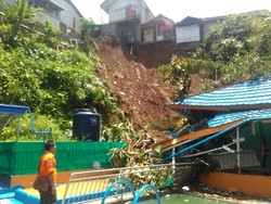 Longsor Terjang Pemukiman Warga di Cicurug Sukabumi