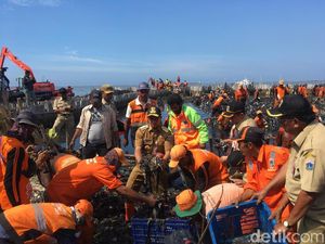Tinjau Teluk Jakarta, Anies Ikut Ambil Sampah Pakai Tangan