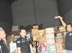 Makanan Kedaluwarsa dari Gudang di Jakbar Disebar ke Swalayan Makanan Kedaluwarsa dari Gudang di Jakbar Disebar ke Swalayan