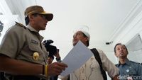 Gaya Sandiaga Ngantor Hari Senin: Bertopi dan Pakai Gelang