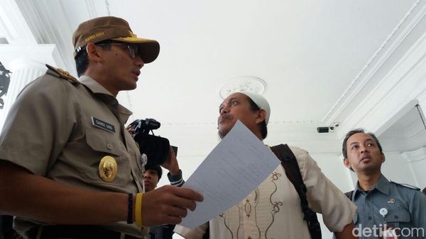 Gaya Sandiaga Ngantor Hari Senin: Bertopi dan Pakai Gelang