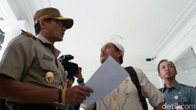 Gaya Sandiaga Ngantor Hari Senin: Bertopi dan Pakai Gelang Gaya Sandiaga Ngantor Hari Senin: Bertopi dan Pakai Gelang