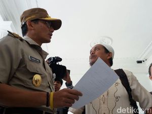 Gaya Sandiaga Ngantor Hari Senin: Bertopi dan Pakai Gelang