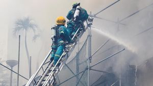 Foto Saat Manila Pavilon Hotel Terbakar