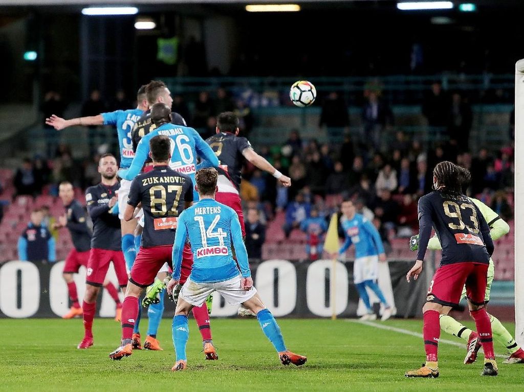 Gol Tunggal Raul Albiol Pastikan Napoli Tempel Juventus Gol Tunggal Raul Albiol Pastikan Napoli Tempel Juventus