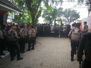 JR Saragih Diperiksa sebagai Tersangka Kasus Dokumen Palsu JR Saragih Diperiksa sebagai Tersangka Kasus Dokumen Palsu