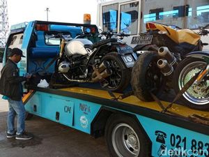 Mobil Mewah Bupati HST Disetir ke Rupbasan, Moge Diangkut Derek Mobil Mewah Bupati HST Disetir ke Rupbasan, Moge Diangkut Derek
