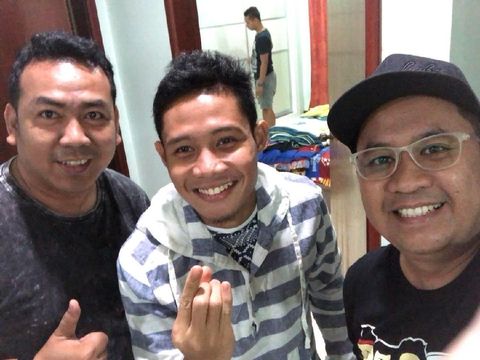 Evan Dimas dan kami di apartemennya di Selangor, Malaysia.
