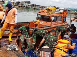 TNI Ikut Berjibaku Angkat Sampah di Teluk Jakarta