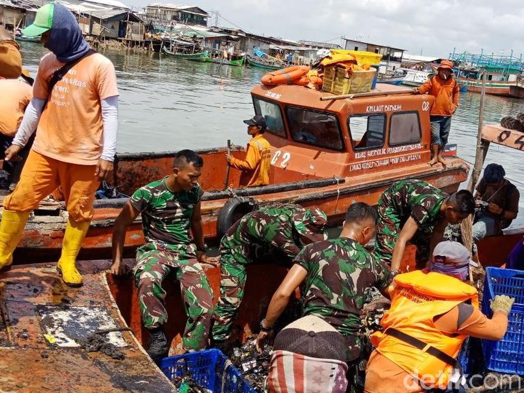 TNI Ikut Berjibaku Angkat Sampah di Teluk Jakarta TNI Ikut Berjibaku Angkat Sampah di Teluk Jakarta