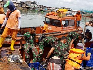 TNI Ikut Berjibaku Angkat Sampah di Teluk Jakarta TNI Ikut Berjibaku Angkat Sampah di Teluk Jakarta