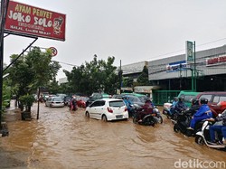 Hujan Angin, Cicaheum Bandung Banjir Cileuncang Setengah Ban