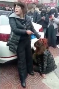 Viral, Video Istri Jambak Rambut Pelakor dan Permalukannya di Depan Umum