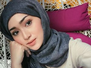 Gaya Hijab Istri Pembalap Malaysia yang Curi Perhatian di MotoGP