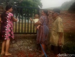 Pagar Lapangan Desa Dibongkar 80 Cm, 3 Keluarga Ini Hanya Pasrah
