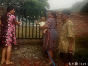 Pagar Lapangan Desa Dibongkar 80 Cm, 3 Keluarga Ini Hanya Pasrah Pagar Lapangan Desa Dibongkar 80 Cm, 3 Keluarga Ini Hanya Pasrah