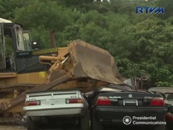 Duterte Hancurkan Lagi Ratusan Mobil Selundupan