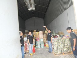 Polisi Gerebek Gudang Makanan Kedaluwarsa di Tambora