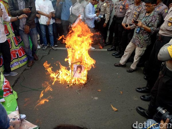 Foto: Pendemo Bakar Foto Anies di Dalam Sangkar Burung