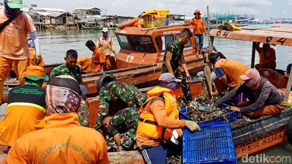 Foto: Lautan Sampah Teluk Jakarta di Hari Ketiga Pembersihan