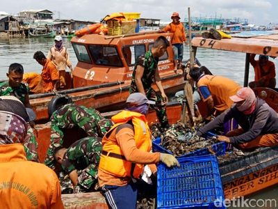 Foto: Lautan Sampah Teluk Jakarta di Hari Ketiga Pembersihan