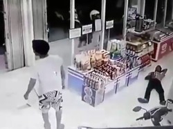Ngeri, Gara-gara Anak Pegangan ke Gas, Motor Ini Seruduk Minimarket