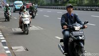 Bandel! Pemotor Ini Tak Pakai Helm dan Nekat Lawan Arus