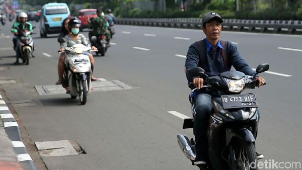 Bandel! Pemotor Ini Tak Pakai Helm dan Nekat Lawan Arus