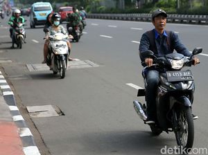 Bandel! Pemotor Ini Tak Pakai Helm dan Nekat Lawan Arus