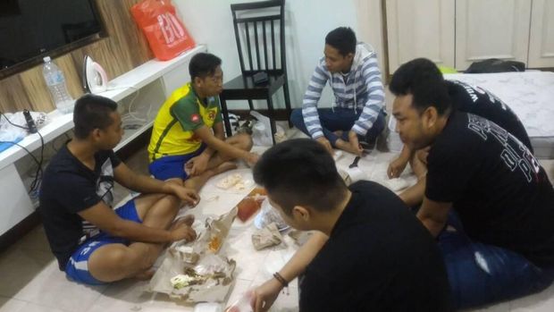 Makan malam bersama di apartemen Evan Dimas di Selangor. Menu: pecel lele dan ayam goreng ala Lamongan.