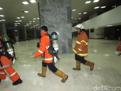 Bamsoet: DPR Tak Kebakaran, Damkar Dipanggil untuk Sedot Asap