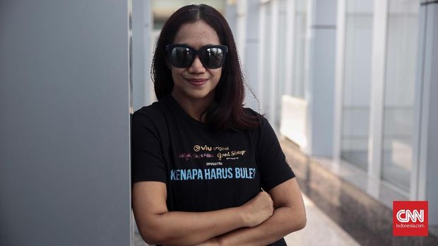 Produser film Kenapa Harus Bule?, Nia Dinata
