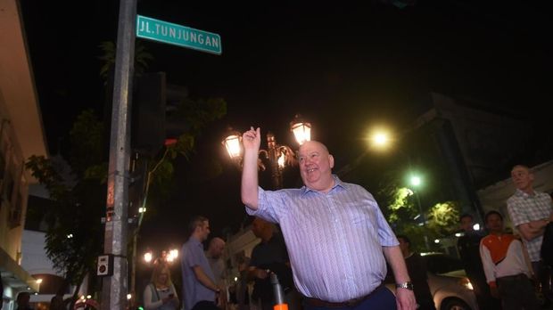 Wali Kota Liverpool Joe Anderson jalan-jalan ke Jalan Tunjungan, Surabaya.