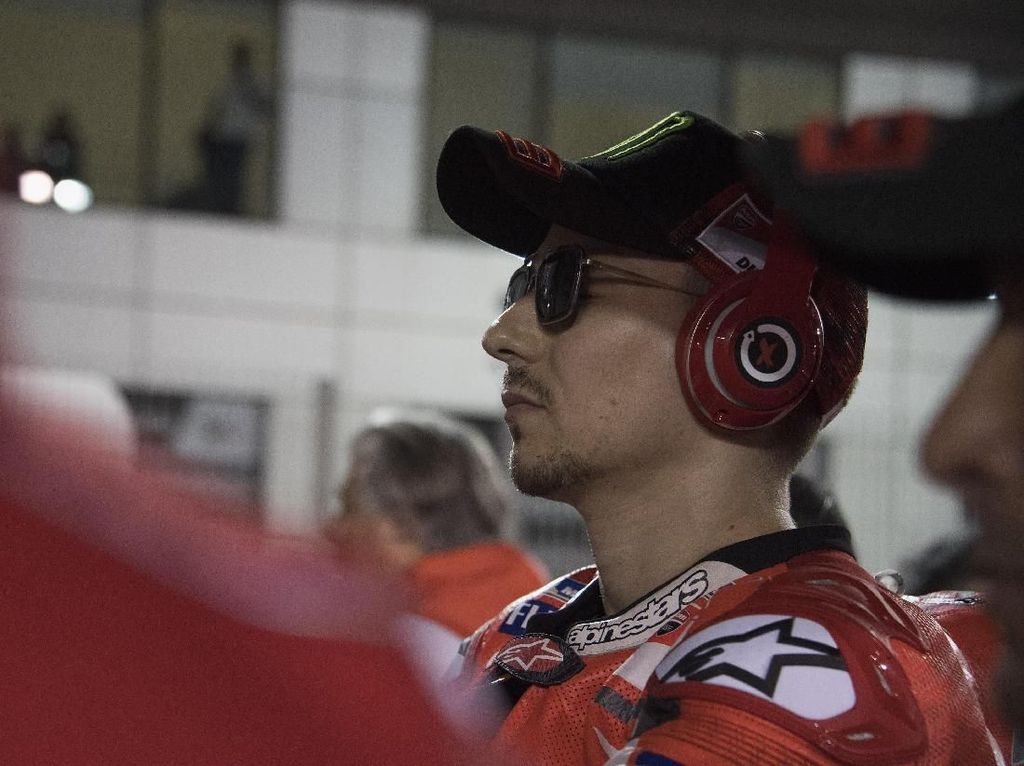 Lorenzo Jatuh karena Rem Bermasalah Lorenzo Jatuh karena Rem Bermasalah