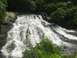 Menikmati Jacuzzi Alami di Air Terjun Goa Rang Reng Bali