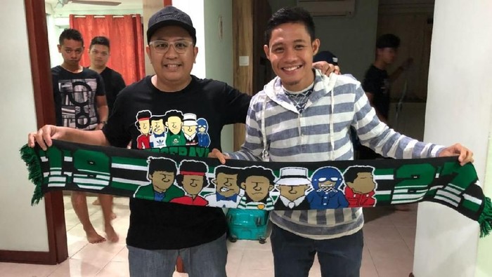 Evan Dimas dan Cak Minul, bonek yang sudah bertahun-tahun tinggal di Malaysia. Foto bareng di apartemen Evan di Selangor. (dok. pribadi)