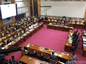1 NIK Dipakai 2,2 Juta Nomor, DPR Curigai Operator 1 NIK Dipakai 2,2 Juta Nomor, DPR Curigai Operator