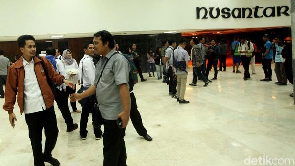 Gedung DPR Kebakaran, Pegawai Panik Berhamburan