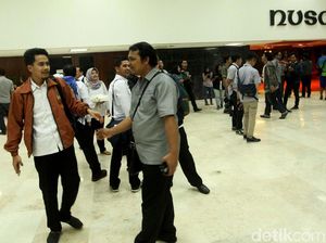 Gedung DPR Kebakaran, Pegawai Panik Berhamburan