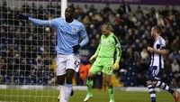 Yaya Toure menjadi salah satu dari sedikit pemain yang masih bertahan di City sampai musim ini. Toure adalah sosok penting di lapangan tengah City saat menjadi juara. Tapi sejak Guardiola datang perannya dan kontribusinya terus berkurang. Di laga dengan QPR dia dapat cedera dan diganti Nigel de Jong. (David Rogers/Getty Images)