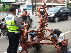 Modifikasi Vespa Berbentuk Pohon, Kreatif Sih tapi Aman Nggak?