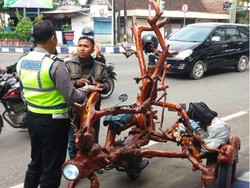Modifikasi Vespa Berbentuk Pohon, Kreatif Sih tapi Aman Nggak?