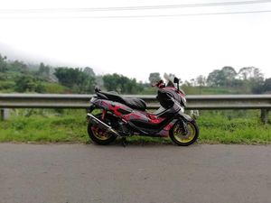 Si Penghuni Garasi Jarang Jalan-jalan