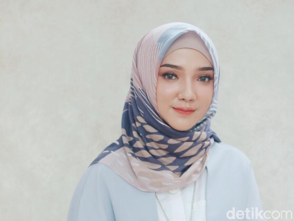 Review Hijab Motif Voal Murah dan Mahal oleh Ayu Indriati, Apa Bedanya?