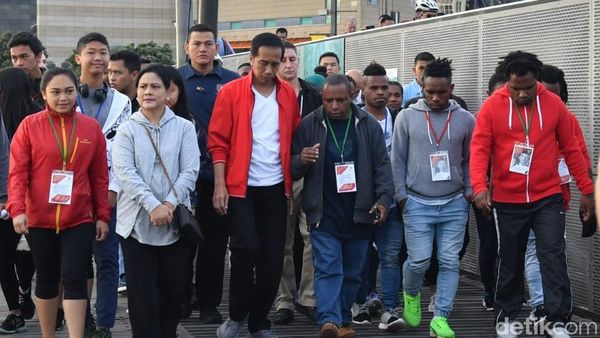Foto: Jokowi Jalan Kaki Sambil Dengarkan Curhat WNI di Selandia Baru