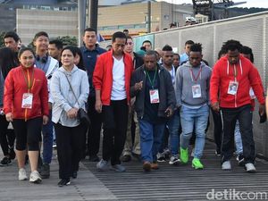 Foto: Jokowi Jalan Kaki Sambil Dengarkan Curhat WNI di Selandia Baru