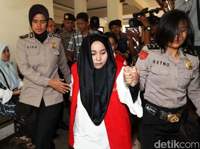 Pakai Rompi Tahanan Merah, Bos First Travel Tiba di PN Depok