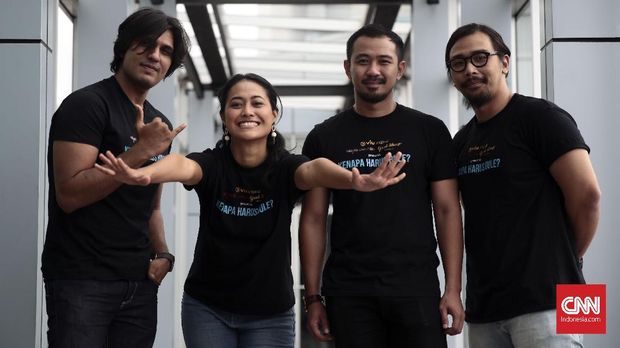 Para pemain 'Kenapa Harus Bule?' saat berkunjung ke redaksi CNNIndonesia.com.