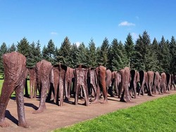 Seram, Taman di Polandia Punya 112 Patung Tanpa Kepala